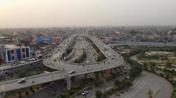 hög vinkel utsikt över staden Lahore och trafiken i Punjab Pakistan, Lahore är huvudstaden i den pakistanska provinsen Punjab, är Pakistans 2:a största stad efter Karachi, foto
