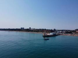 hög vinkel bilder och flygfoto över havet med höghastighetsbåtar, människor har roligt och njuter av det varmaste vädret vid Bournemouth Beach Sea Front i England, Storbritannien. foto