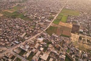 hög vinkel utsikt över gujranwala stad och bostadshus vid överbelastad antenn av punjab pakistan foto