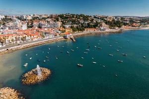 Flygfoto över praia velha vilket betyder gammal strand vid Paco de Arcos-bukten i Oerias, Lissabon-regionen, Portugal foto