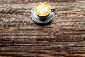 ovanifrån av cappuccino kaffe klä upp, i vit kopp foto