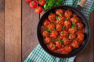 köttbullar i sötsur tomatsås. foto