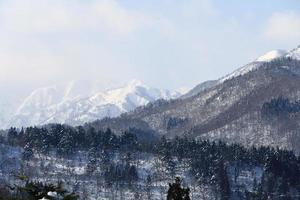 snötäckt berg i takayama japan foto