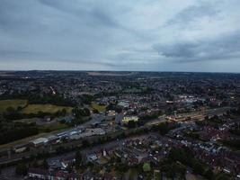 vacker nattflygfoto över den brittiska staden, högvinkel drönares bilder av luton staden i England, Storbritannien foto