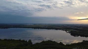 högvinklade flygbilder över vindkraftverken för väderkvarnen vid Stewartby Lake of England vid soluppgången foto