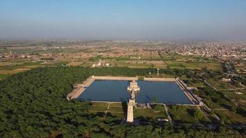 hög vinkel flygfoto över historiska moguler hiran minar och byn sheikhupura pakistan foto