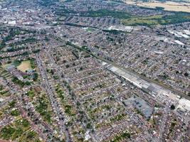 hus och byggnader i hög vinkel i london luton stad och flygfoto över järnvägsstationen i leagrave foto