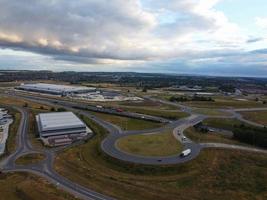 Flygfoto och högvinkelbilder av brittiska motorvägsutbyte av M1-korsning 11a vid North Luton City of England Storbritannien. foto