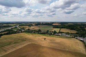 hög vinkel vacker utsikt över den brittiska byn och landsbygden i England Storbritannien foto