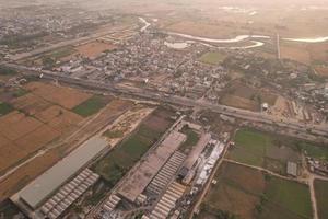 Flygfoto över byn kala shah kaku i punjab, pakistan, kala shah kaku, även känd som ksk, är en stad som ligger i sheikhupura-distriktet, punjab, pakistan. det är en del av sheikhupuran foto