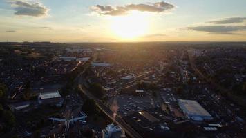 högvinkel drönares bilder av central luton järnvägsstation och flygfoto över stadens centrum England Storbritannien foto