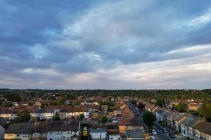 vacker Flygfoto över moln vid solnedgången över Luton stad i England, Storbritannien foto