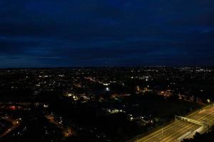 vacker flygfoto i hög vinkel över brittiska motorvägar och trafik i Luton Town of England Storbritannien på natten efter solnedgången foto