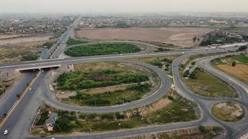 högvinkelbilder och flygfoto över pakistanska motorvägar m2 vid byn kala shah kaku till gt road lahore, industribyn punjab foto