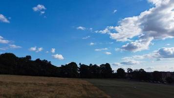 blå klar himmel och få moln över england en varm sommardag foto