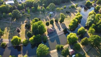 hög vinkel flygfoto över wardown offentlig park i luton stad i England, Storbritannien foto