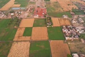 hög vinkel flygfoto över byn kala shah kaku och industriområde i punjab pakistan foto