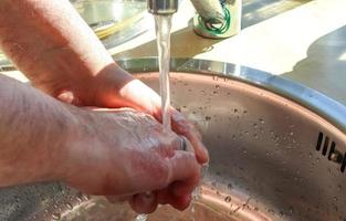 rengöring och tvättning av händer med tvålförebyggande för utbrott av coronavirus covid-19 foto