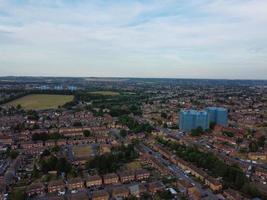 Flygfoto över Luton City of England Storbritannien vid solnedgångstid, färgglada moln högvinkelbilder tagna av drönare foto