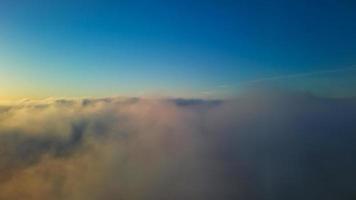 dramatisk himmel och rörliga moln över Luton stad i England. brittisk stad foto