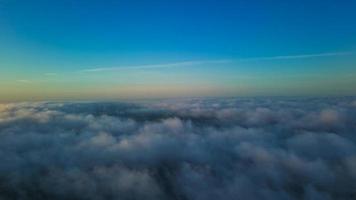 dramatisk himmel och rörliga moln över Luton stad i England. brittisk stad foto