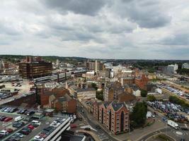 flygbilder och högvinkelvy av tåg på spår vid central luton järnvägsstation och centrum av luton stad i England, Storbritannien foto