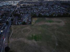 hög vinkel Flygfoto över Luton City of England vid solnedgångsnatten. foto