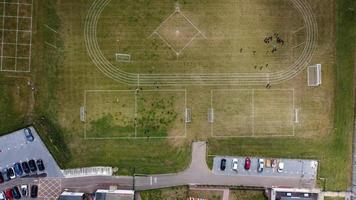 en flygfilm och högvinkelvy av lekplatsen för en gymnasieskola för pojkar i Luton Town i England, brittiska motorvägar och motorvägar foto