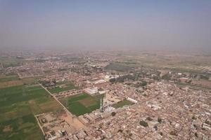 Flygfoto över byn kala shah kaku i punjab pakistan foto