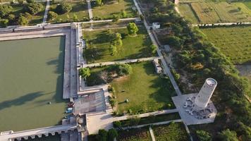 hög vinkel flygfoto över historiska moguler hiran minar och byn sheikhupura pakistan foto