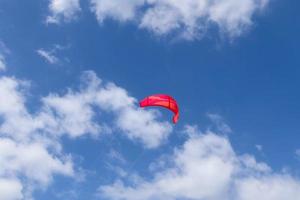 massor av kitesurfingaktivitet vid Östersjöstranden i laboe i Tyskland på en solig dag. foto