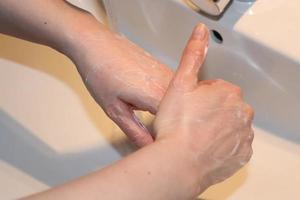 rengöring och tvättning av händer med tvålförebyggande för utbrott av coronavirus covid-19 foto