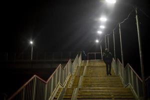 trappor på natten. detaljer om busstationen. övergångsställe. foto