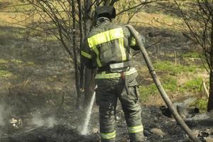 livräddare i tjänst. brandman släcker brand. detaljer om brand. räddare i ryssland. foto