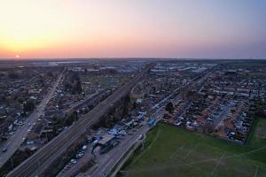 underbar flygfoto över Luton City of England Storbritannien vid solnedgången, färgglada moln högvinkelbilder tagna av drönare foto