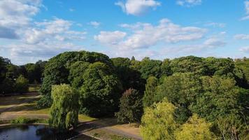 hög vinkel flygfoton över lokal offentlig park på en varm solig dag på sommaren foto