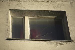 krossat fönster i byggnaden. glas sprucket. spricka i fönstret. foto