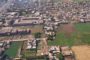 Flygfoto över byn kala shah kaku i punjab pakistan foto