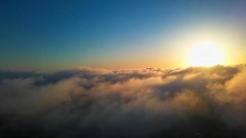 dramatisk himmel och rörliga moln över Luton stad i England. brittisk stad foto