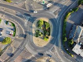 Flygfoto över stadens centrum en varm sommardag, luton är stad och stadsdel med enhetlig myndighetsstatus, i det ceremoniella grevskapet bedfordshire foto