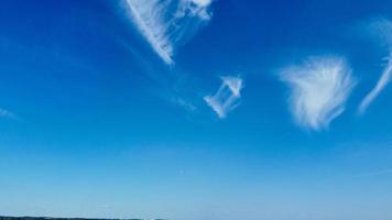 vacker blå himmel och några moln över luton city i England på varm sommardag foto