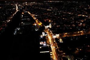 vacker nattflygfoto över den brittiska staden, högvinkel drönares bilder av luton staden i England, Storbritannien foto