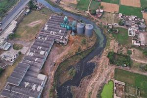 hög vinkel flygfoto över byn kala shah kaku och industriområde i punjab pakistan foto