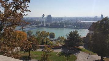 hög vinkel utsikt över floden och bron vid bratislava-stare mesto, slovakien foto