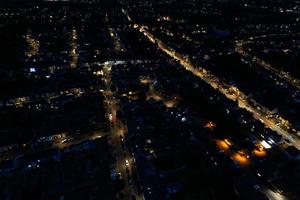 underbar nattvy från luften över den upplysta staden Luton i England, Storbritannien, drönarens högvinkelbilder. foto