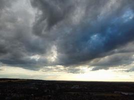 vacker och färgstark solnedgång med färgglada moln och himmel över luton stad i England, Storbritannien foto