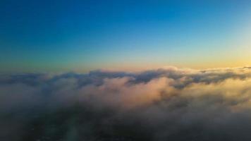 dramatisk himmel och rörliga moln över Luton stad i England. brittisk stad foto