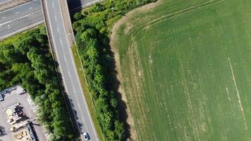 hög vinkel flygfoto över brittiska vägar och trafik som passerar genom landsbygden i England Storbritannien foto