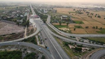 högvinkelbilder och flygfoto över pakistanska motorvägar m2 vid byn kala shah kaku till gt road lahore, industribyn punjab foto