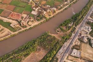 hög vinkel utsikt över gujranwala stad och bostadshus vid överbelastad antenn av punjab pakistan foto